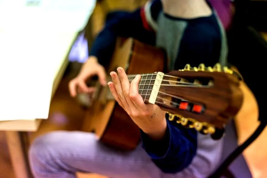 Jak połączyć grę na gitarze ze śpiewem – ćwiczenia dla początkujących