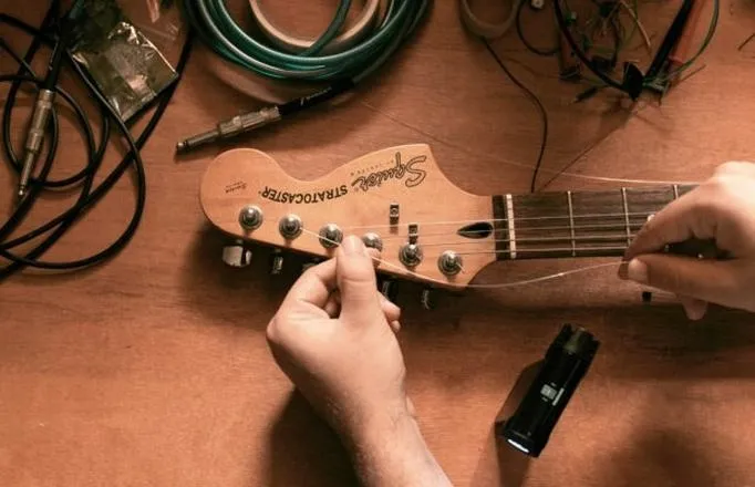 Jak się stroi gitarę elektryczną: praktyczny poradnik dla początkujących