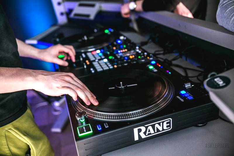 Początkujący DJ: od czego zacząć i jaki sprzęt wybrać?