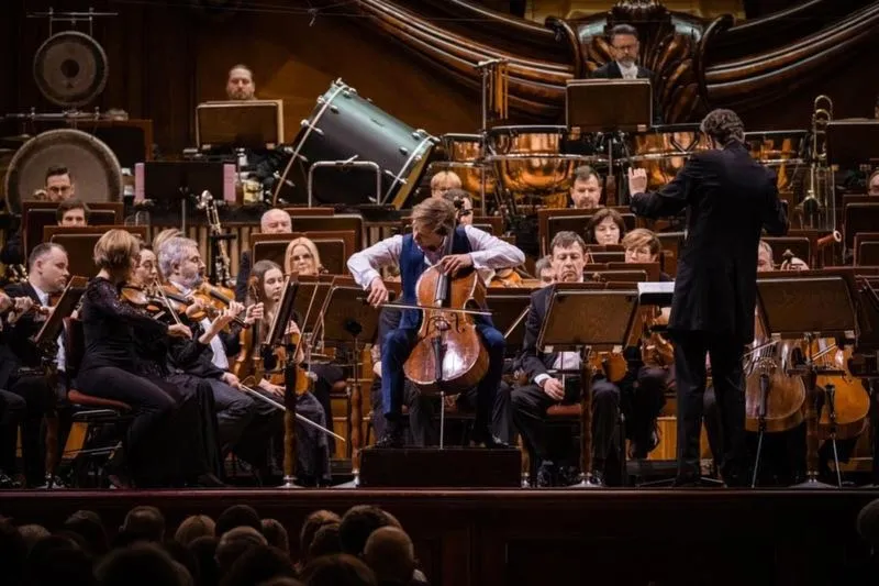 Podnieś ręce do góry jak na naszym koncercie i poczuj magię muzyki