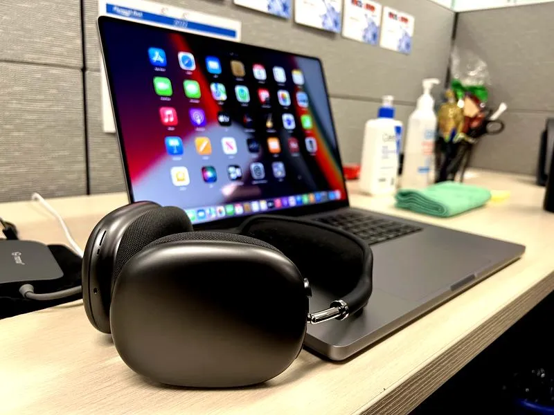 Sparowanie AirPods z MacBookiem